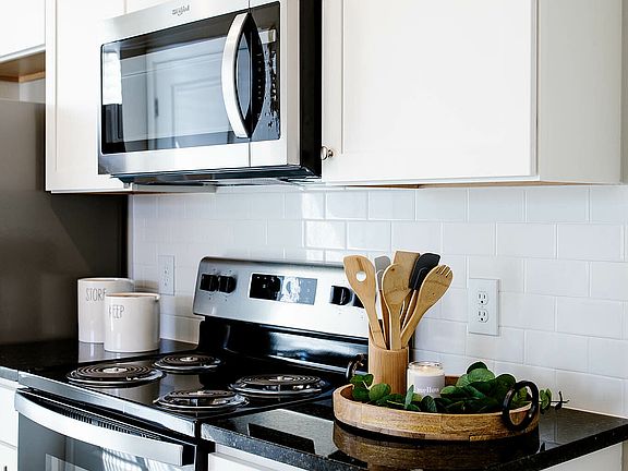 Black Granite Kitchen Countertops | Crescent Woods Apartments | Apartments in Gahanna, OH