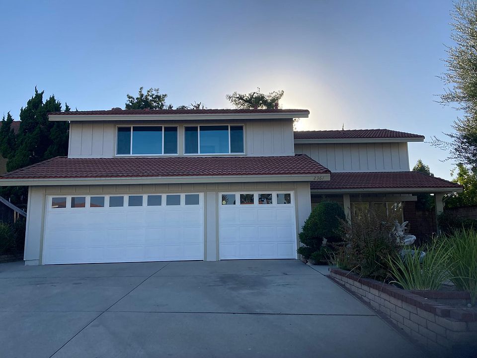 front view, 3 car garage