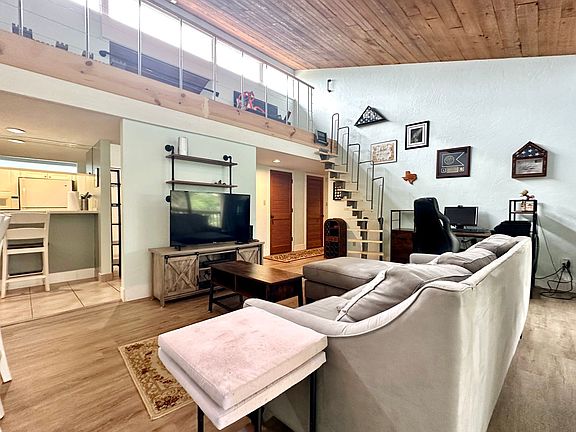 4th image of 3357 Camelot Dr