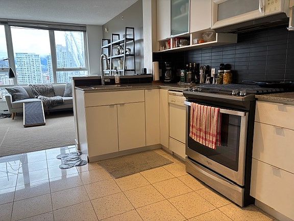 3rd image of 928 Beatty St #2206