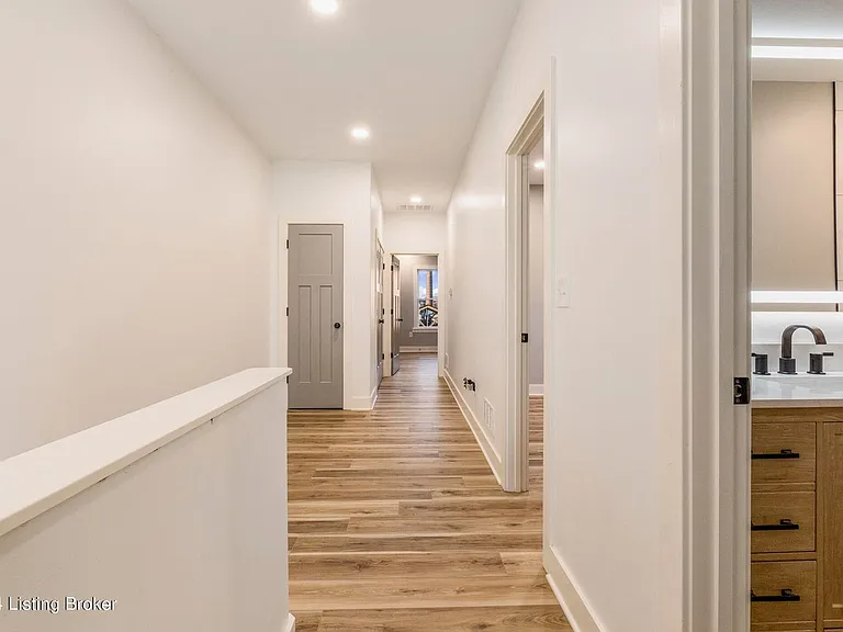 923 E Oak St — Photo 41