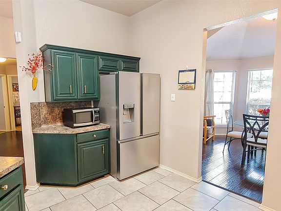 5th image of 10820 Middleglen Rd