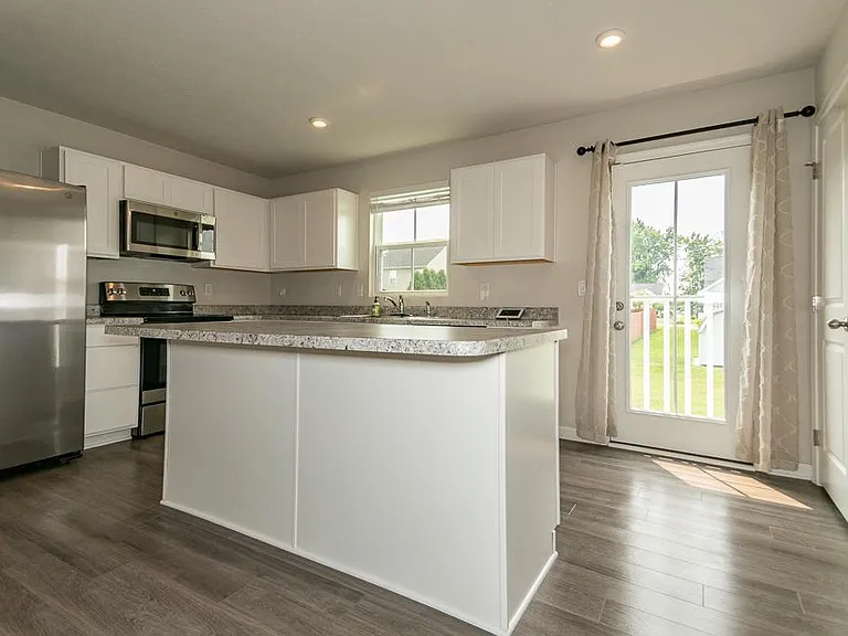 472 Roberta Dr — Photo 12