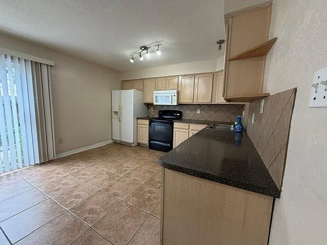2 bed, 1.5 bath, 1198 sqft, $1,400 — Photo 3