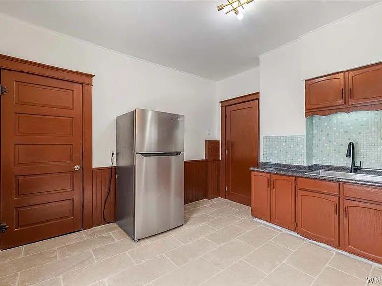 189 Hughes Ave — Photo 11