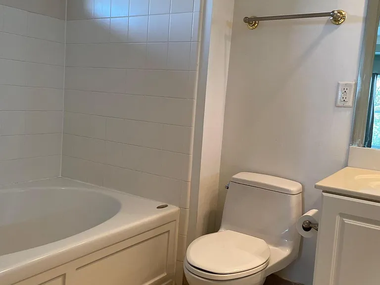 400 E Bay St #202 — Photo 27