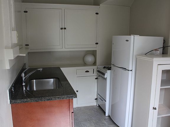 3rd image of 1250 Broderick St APT 4
