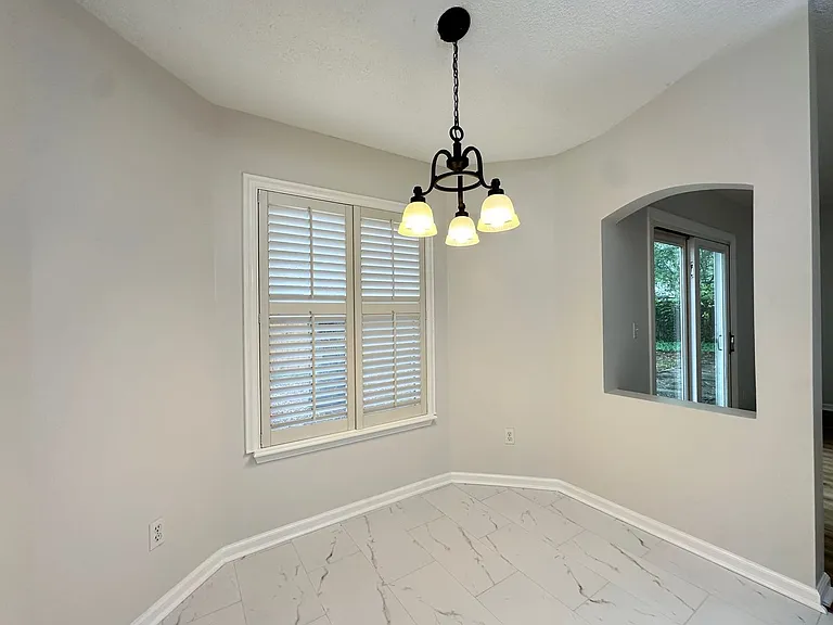 1803 Canterbury Ln — Photo 12