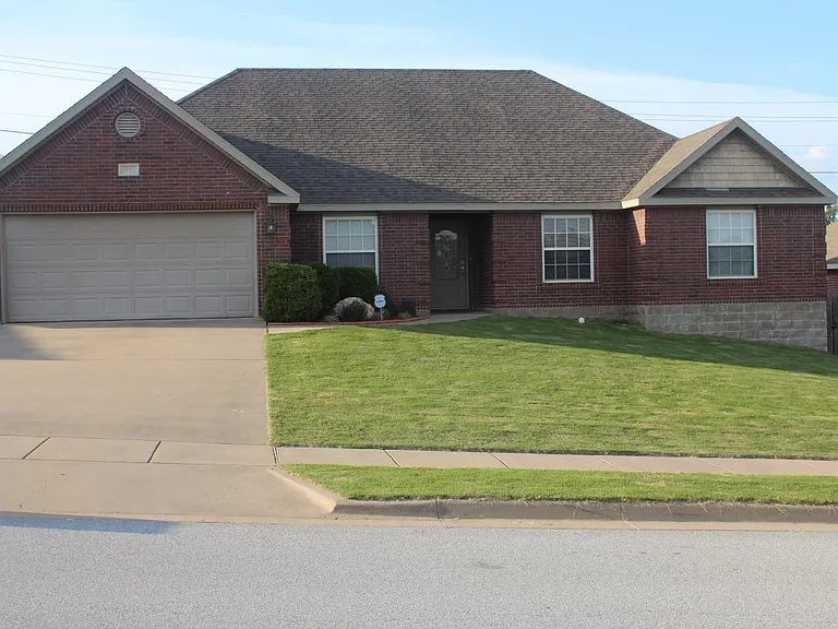 4702 SW Golden Eagle Ave — Photo 2