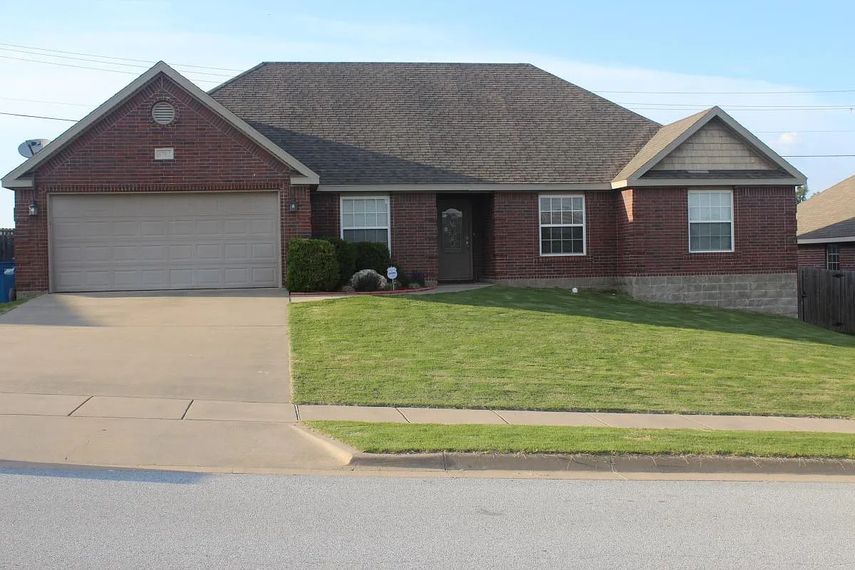 Building Photo - 4702 SW Golden Eagle Ave