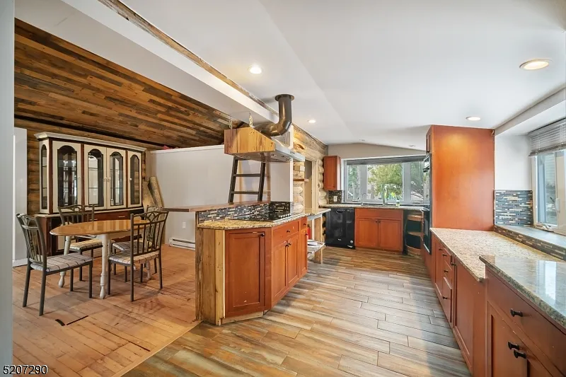 2 bed, 1.0 bath, $2,650 — Photo 3