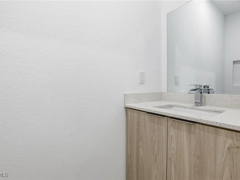 1087 Rugby Ln — Photo 17