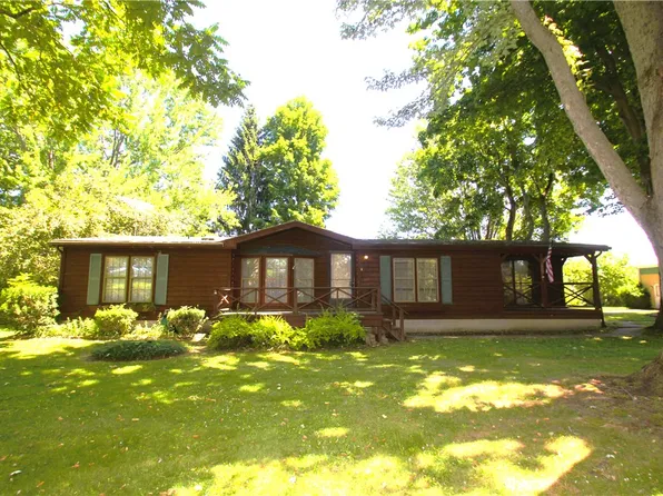 2069 Hanlon Dr, Albion, NY 14411