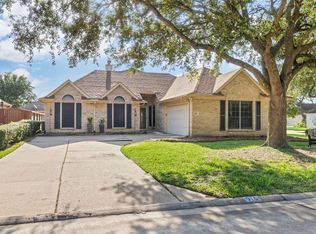 915 W Palmcrest Ct, Pearland, TX 77584
