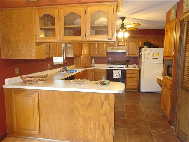 1st image of 702 Earl Lee Dr