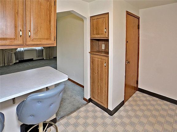 5th image of 215 Kuehn Dr