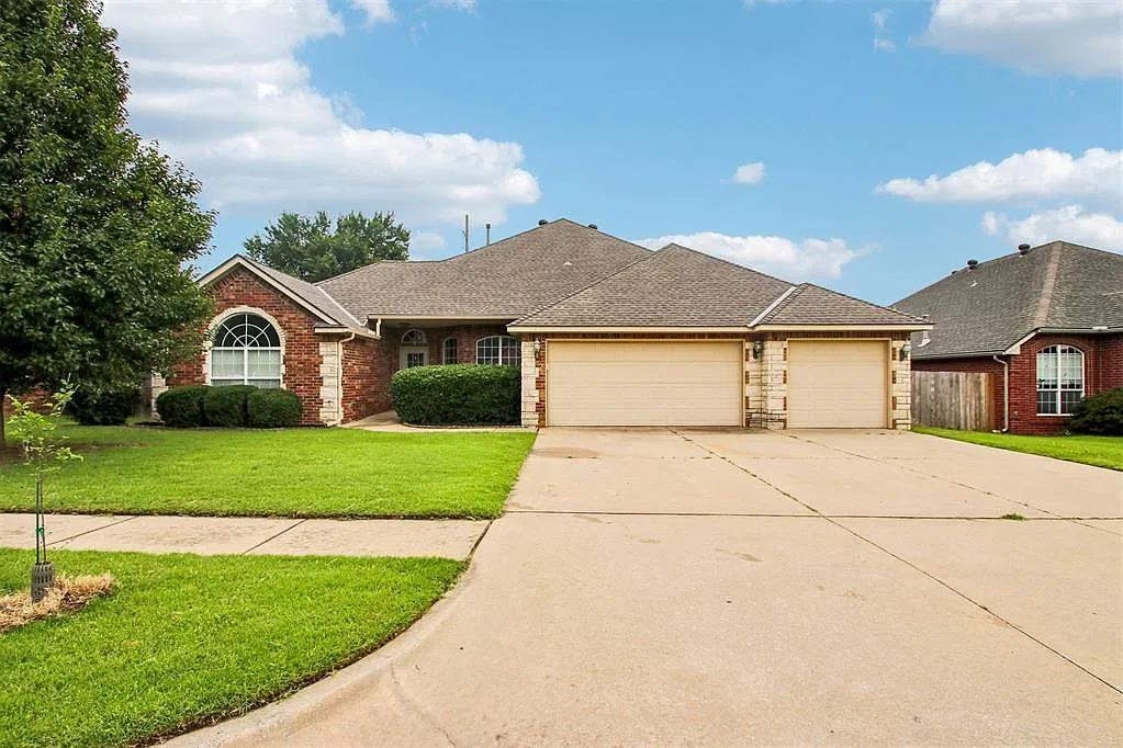 4 bed, 2.5 bath, 2451 sqft, $2,400 — Photo 1