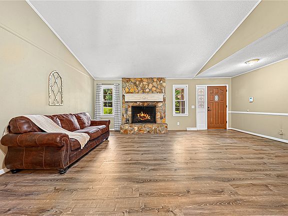 5th image of 121 White Oak Dr