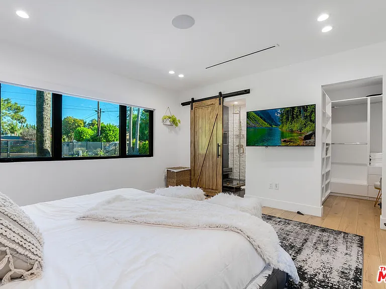 22745 Erwin St — Photo 32