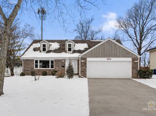 931 Canterbury Dr, Schaumburg, IL 60195