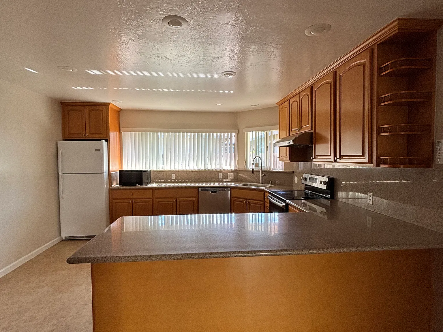 3 bed, 1370 sqft, $5,150 — Photo 3