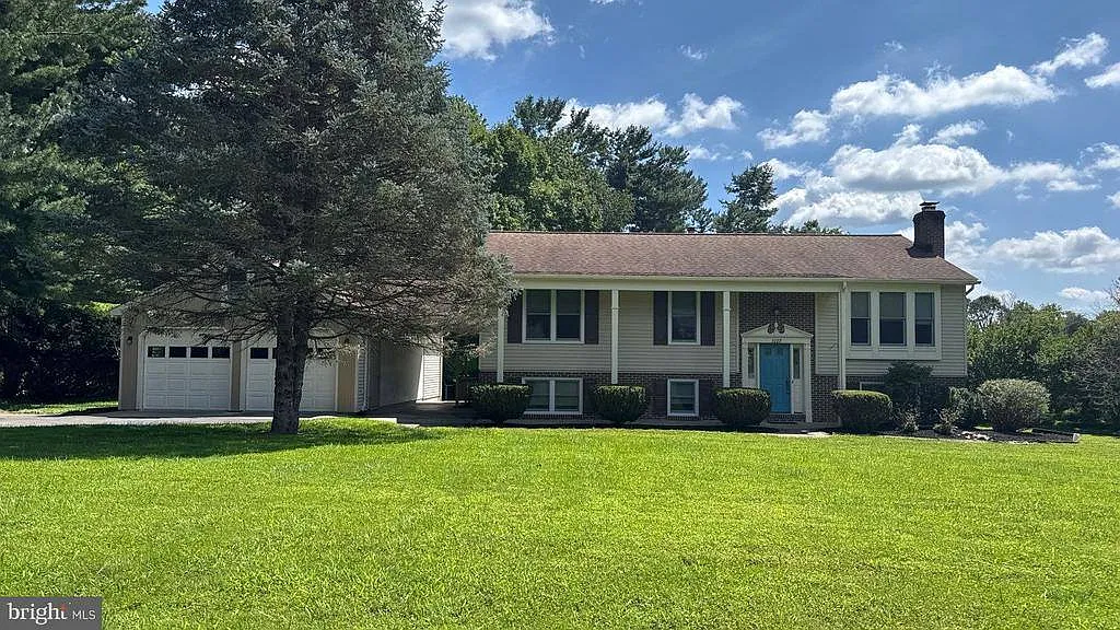 3 bed, 2.5 bath, 2380 sqft, $3,000 — Photo 1
