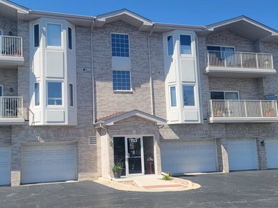 733 N 5th Ave APT 202, Addison, IL, 60101