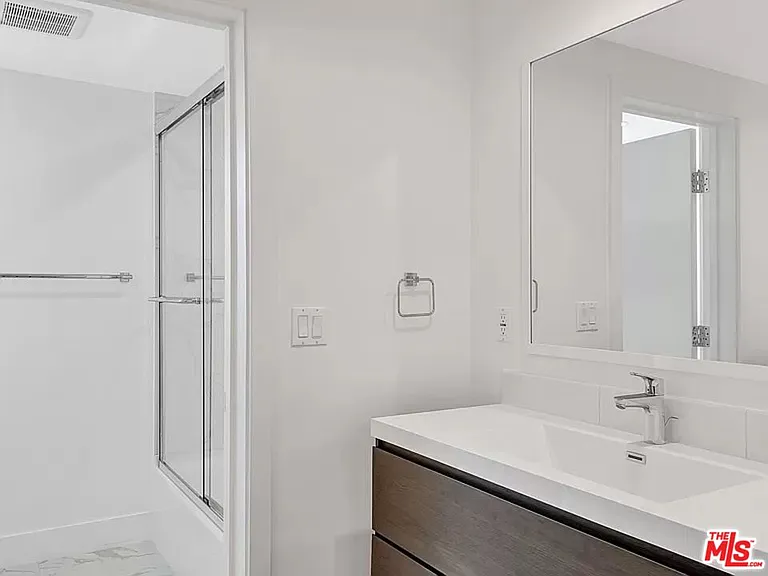 5752 Kester Ave — Photo 6