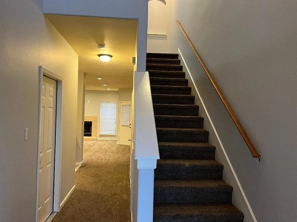 3 bed, 2.5 bath, 1370 sqft, $1,790 — Photo 3