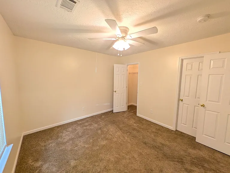 526 Edgecliff Ln — Photo 16