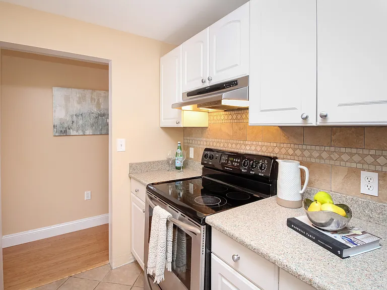 161 W 6th St #3 — Photo 13