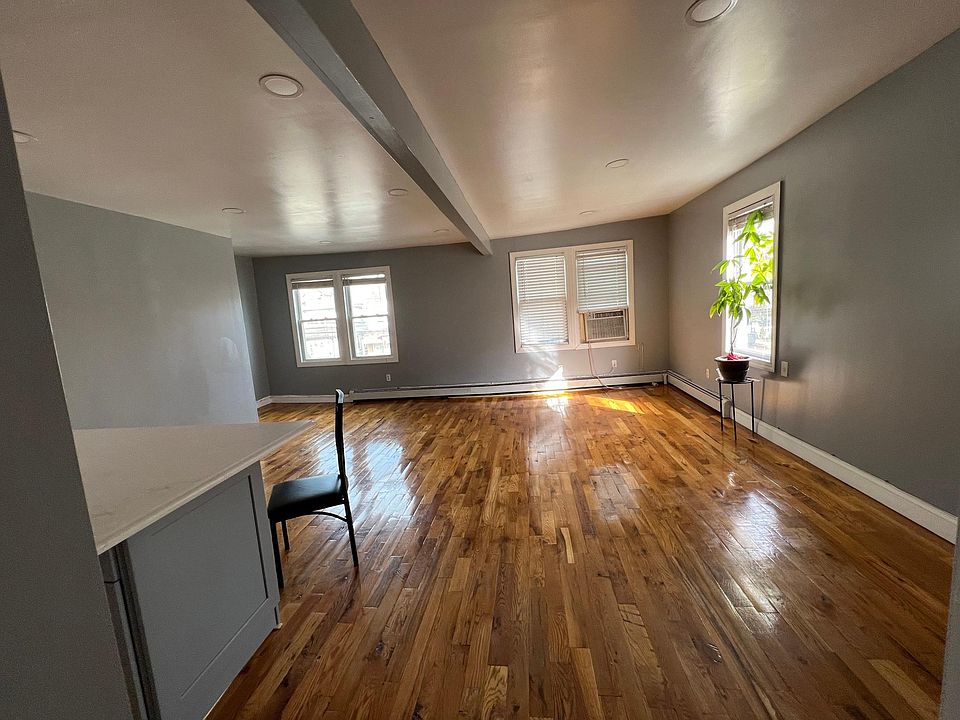 1st image of 11618 155th St Floor 2