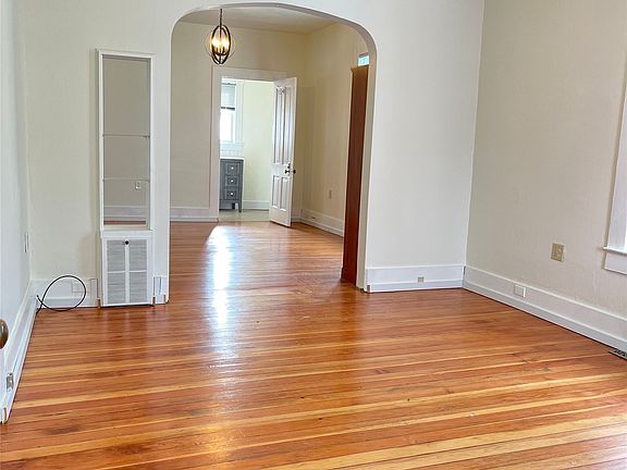 4th image of 1009 Logan St