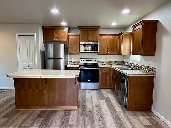 Kitchen complete with new fridge