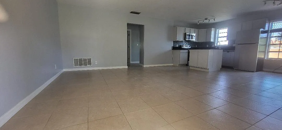 2 bed, 1.0 bath, 4963 sqft, $2,100 — Photo 3