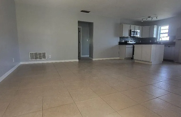 5240 NE 14th Way — Photo 3