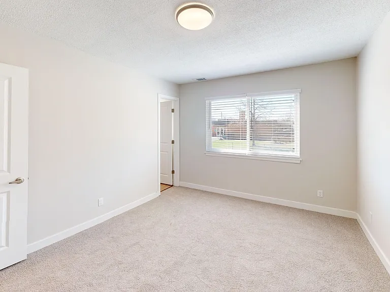 1515 W Kirby Ave — Photo 9