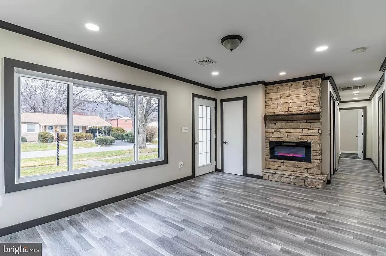 3 bed, 1357 sqft, $2,250 — Photo 3