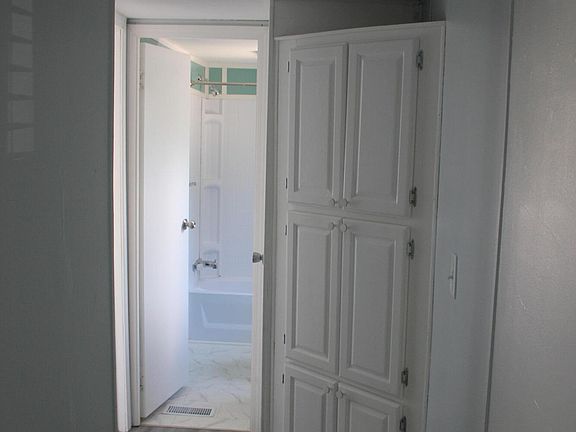 9th image of 576 Jessica St SE