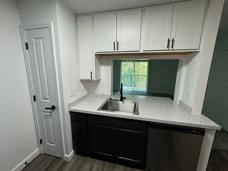 Hilltop Apartments — Photo 7