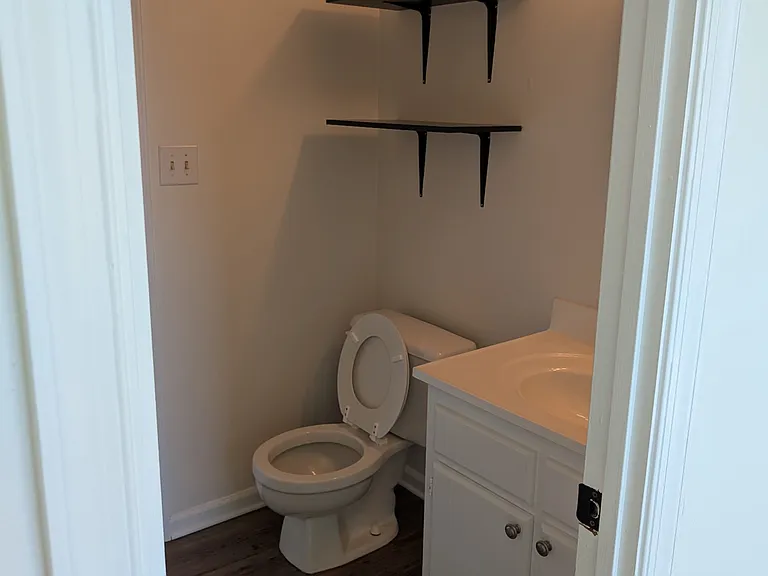 714 Huntly Dr — Photo 3