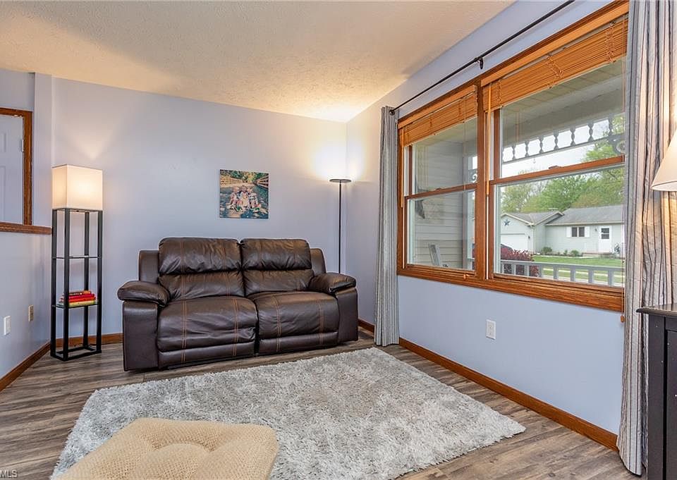1st image of 296 Horseshoe Dr