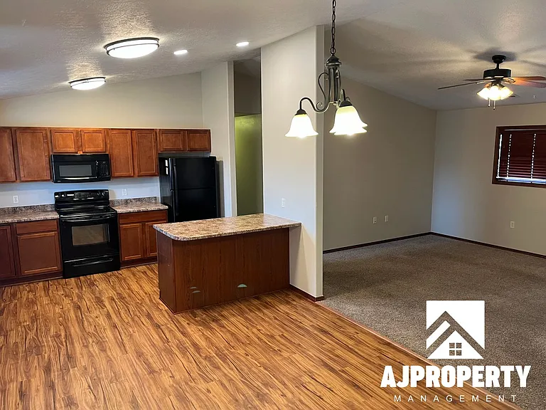 1040 N Main Ave — Photo 5