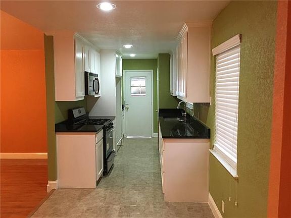 4th image of 829 Brookshire Cir
