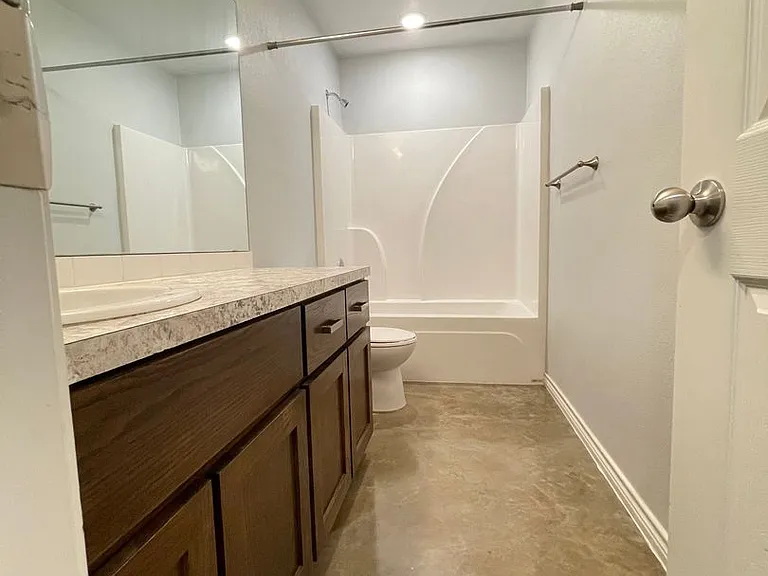 915 Rebecca Ln — Photo 10