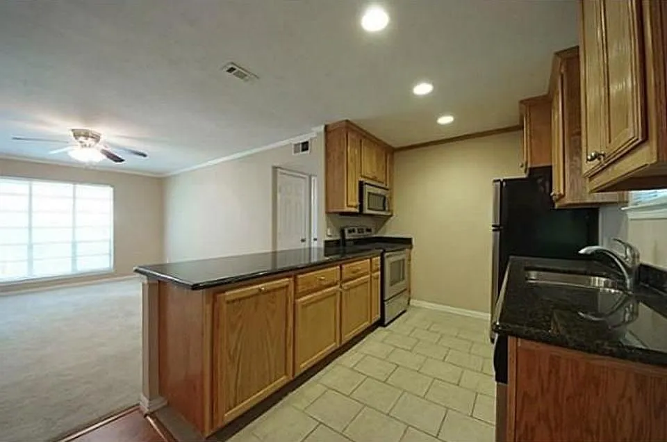 Building Photo - 10594 High Hollows Dr #290