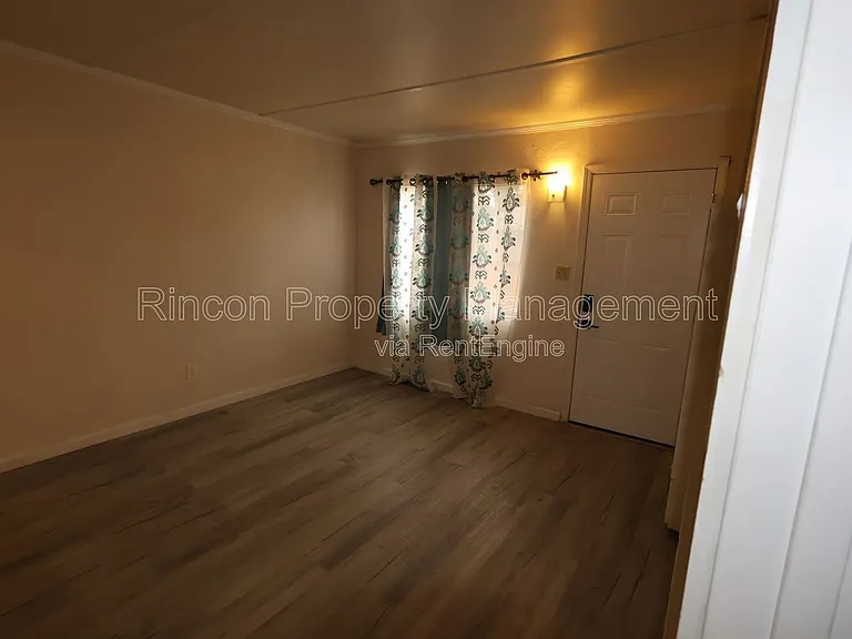 329 E Scott St — Photo 8