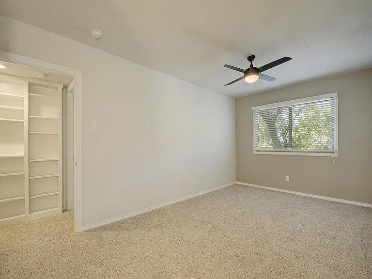 505 W 7th St #202 — Photo 13