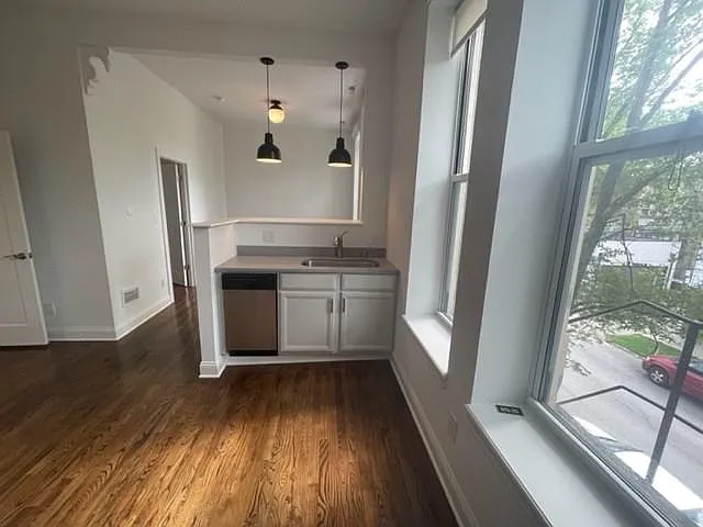 Building Photo - 651 N Paulina St #2S