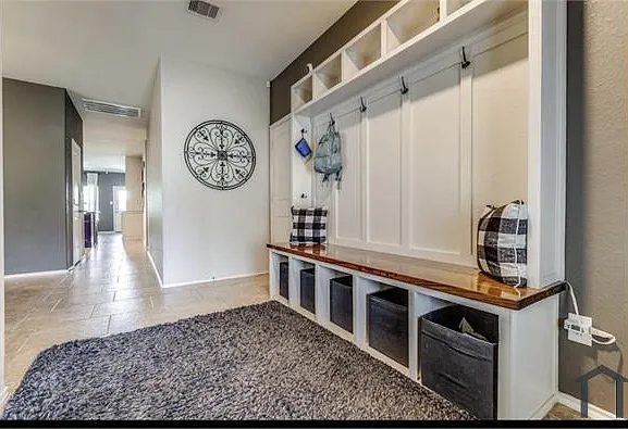 4 bed, 2300 sqft, $3,200 — Photo 2